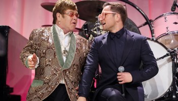 Mira a Taron Egerton cantar junto con Elton John "Tiny Dancer"