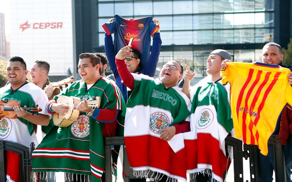 Mexicanos recibieron al Barcelona en Madrid al ritmo de guitarra y trompeta