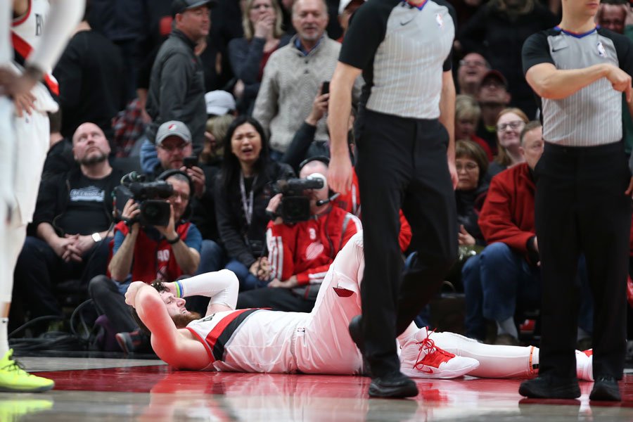 La escalofriante fractura de tibia y peroné de Jusuf Nurkic enfrentando a los Nets