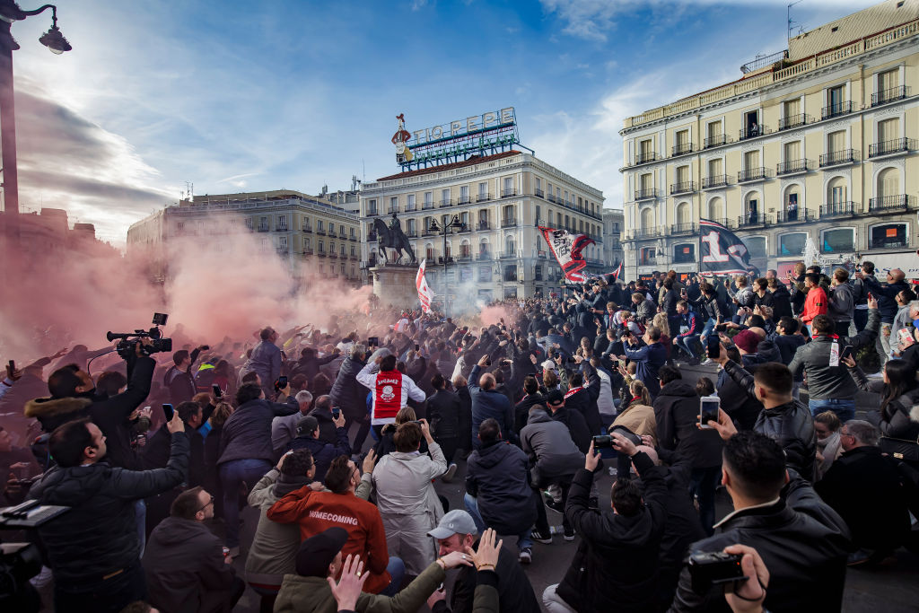 En imágenes: Así armó la fiesta la afición del Ajax en las calles de Madrid