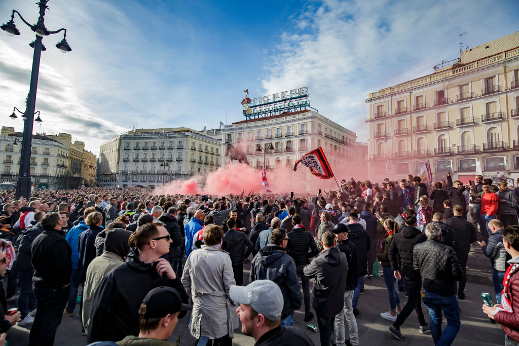 En imágenes: Así armó la fiesta la afición del Ajax en las calles de Madrid