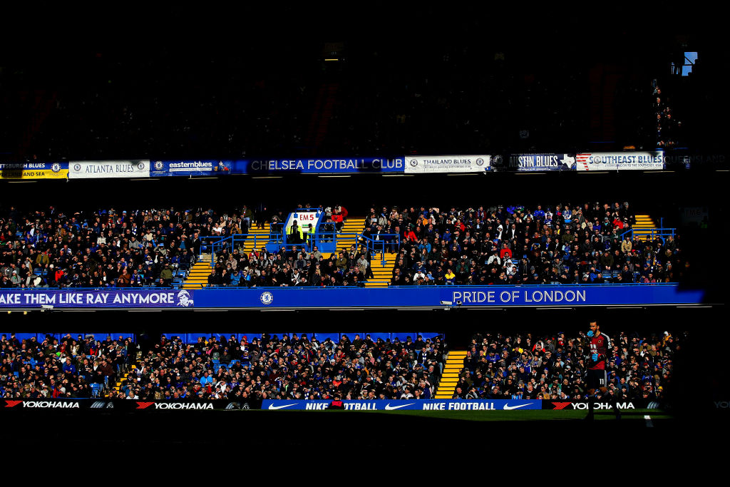 Raúl Jiménez le cumplió su sueño a aficionado del América en Stamford Bridge