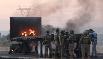 MUNICIPIO DE VILLAGRÁN, GUANAJUATO, 29ENERO2019.- En la carretera que comunica a los municipios de Celaya y Salamanca, se llevaron a cabo bloqueos en respuesta a un operativo realizado por elementos de la Marina, quienes aseguraron pipas en las que se transportaba hidrocarburo del cual no se pudo acreditar la procedencia. Momentos antes, las fuerzas de la Marina y encargados de seguridad física de Pemex realizaron el aseguramiento de un carro tanque que transportaba gasolina en un predio de la comunidad de San Salvador Torrecillas. Esto generó una manifestación de inconformidad por parte de los vecinos de la zona, quienes de acuerdo con algunas versiones, comenzaron a quemar la maleza, con la finalidad de que las autoridades federales se retiraron del lugar, para después cerrar la carretera con vehículos y prenderles fuego.