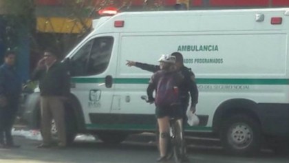 Sólo en México: Una ambulancia del IMSS atropella a un joven mientras hacía un traslado