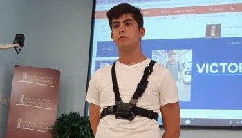 Joven mexicano gana festival internacional para emprendedores con su arnés para invidentes