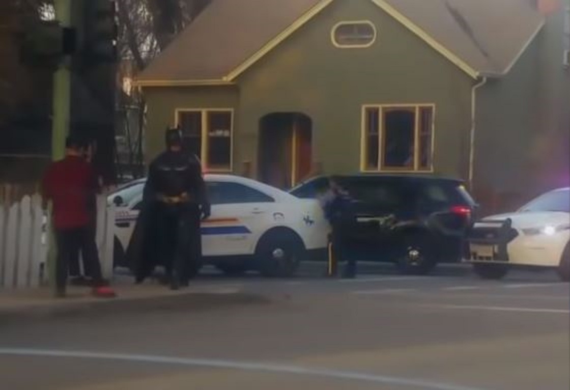 Sujeto disfrazado de Batman es rechazado por la policía