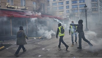 Por 'chalecos amarillos', Macron prohíbe las manifestaciones en Campos Elíseos