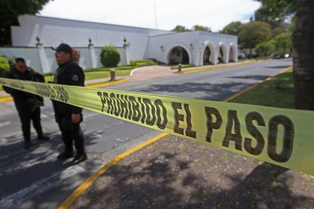 GUADALAJARA, JALISCO, 25ABRIL2019.- Una mujer perdió la vida al ser atacada por su pareja sentimental con un arma blanca, el hecho se registro sobre la avenida Manuel Acuña al cruce con la calle Montreal justo a las afueras de Casa Jalisco, al lugar arribaron personal de la Fiscalía General del estado así como peritos del Instituto Jalisciense de Ciencias Forenses (IJCF), para realizar el protocolo de feminicidio.