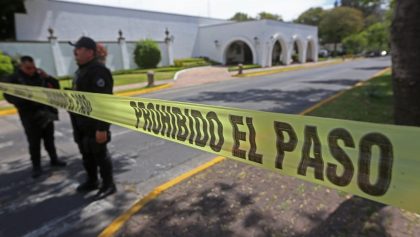 GUADALAJARA, JALISCO, 25ABRIL2019.- Una mujer perdió la vida al ser atacada por su pareja sentimental con un arma blanca, el hecho se registro sobre la avenida Manuel Acuña al cruce con la calle Montreal justo a las afueras de Casa Jalisco, al lugar arribaron personal de la Fiscalía General del estado así como peritos del Instituto Jalisciense de Ciencias Forenses (IJCF), para realizar el protocolo de feminicidio.