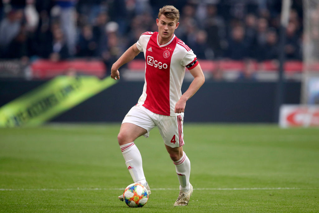 Llegada de Edson Álvarez al Ajax dependería de Matthijs de Ligt