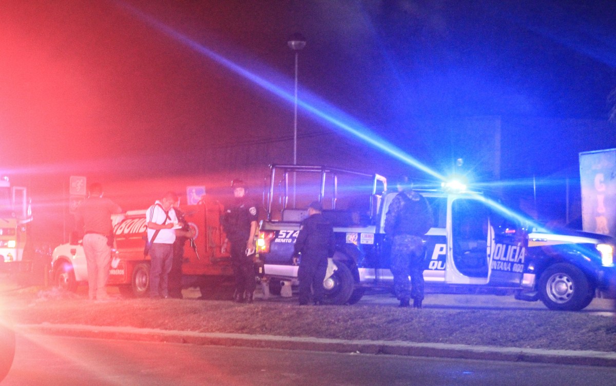 CANCÚN, QUINTANA ROO, 03ABRIL2019.- Un comando armado disparó e incendió una arrendadora de autos de lujo sobre el Boulevard Colosio, sin que se reportaran heridos, sólo daños materiales