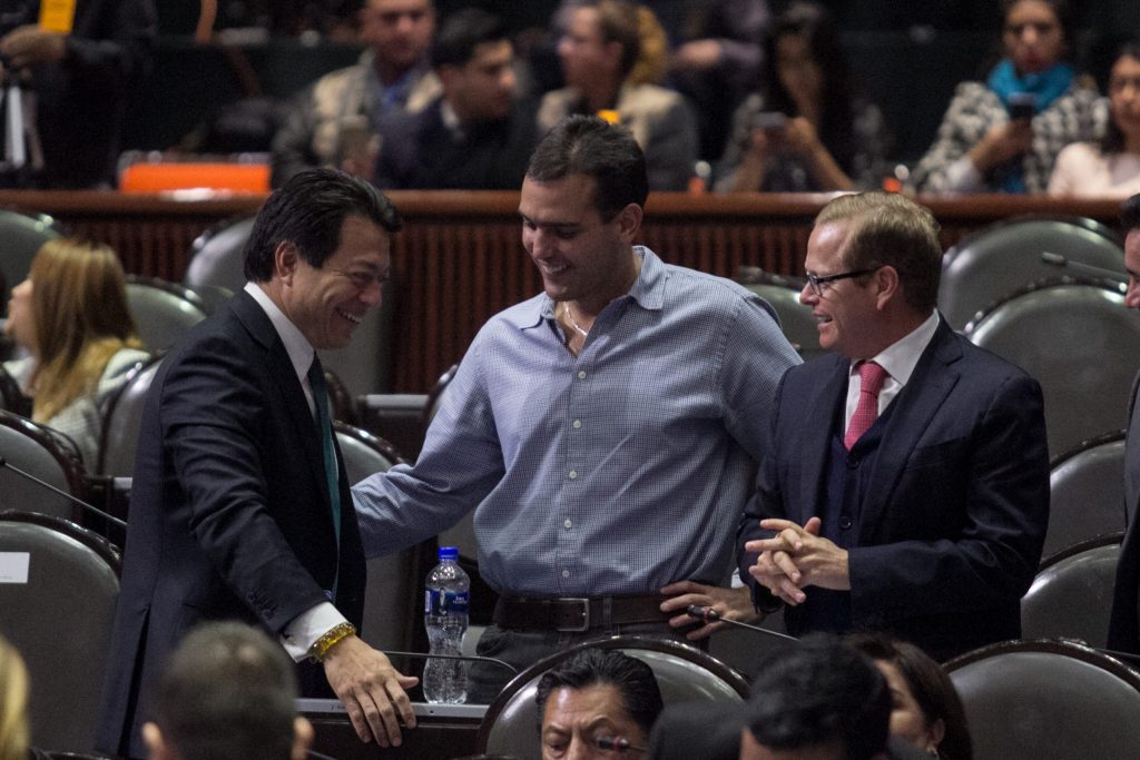 CIUDAD DE MÉXICO, 11DICIEMBRE2018.- Mario Delgado, coordinador de Morena, Jorge Emilio González, diputado del Partido Verde Ecologista, y Arturo Escobar, diputado del verde, durante la sesión ordinaria en la Cámara de Diputados.