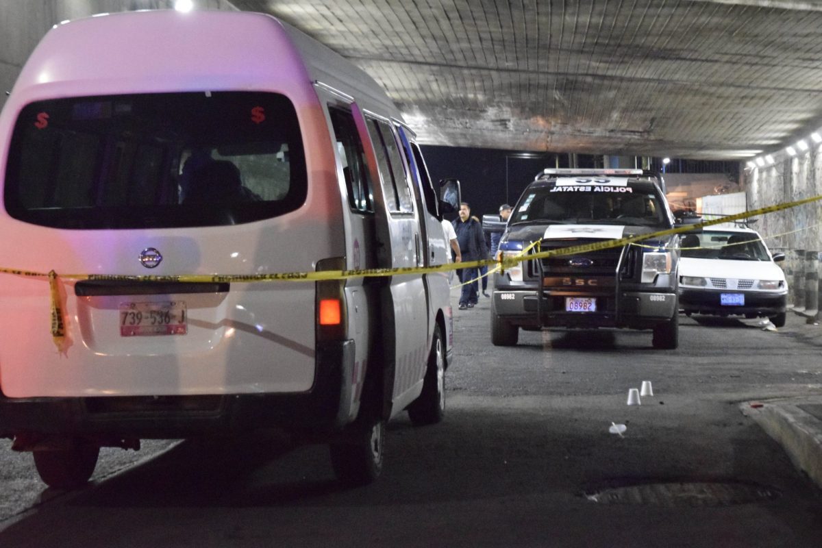 NAUCALPAN, ESTADO DE MÉXICO., 26FEBRERO2019.- El conductor de una camioneta tipo VAN de transporte público, perdió la vida al ser asaltada su unidad, por sujetos que subieron como pasajeros, con la finalidad de despojar a los ocupantes de sus pertenencias en avenida 16 de Septiembre en la colonia Centro de este municipio. Los delincuentes huyeron luego de disparar en al menos cuatro ocasiones a este chofer.