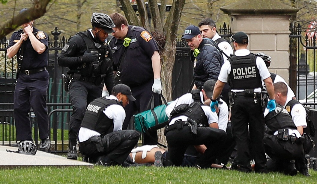 Hombre intenta prenderse fuego enfrente de la Casa Blanca, en Estados Unidos