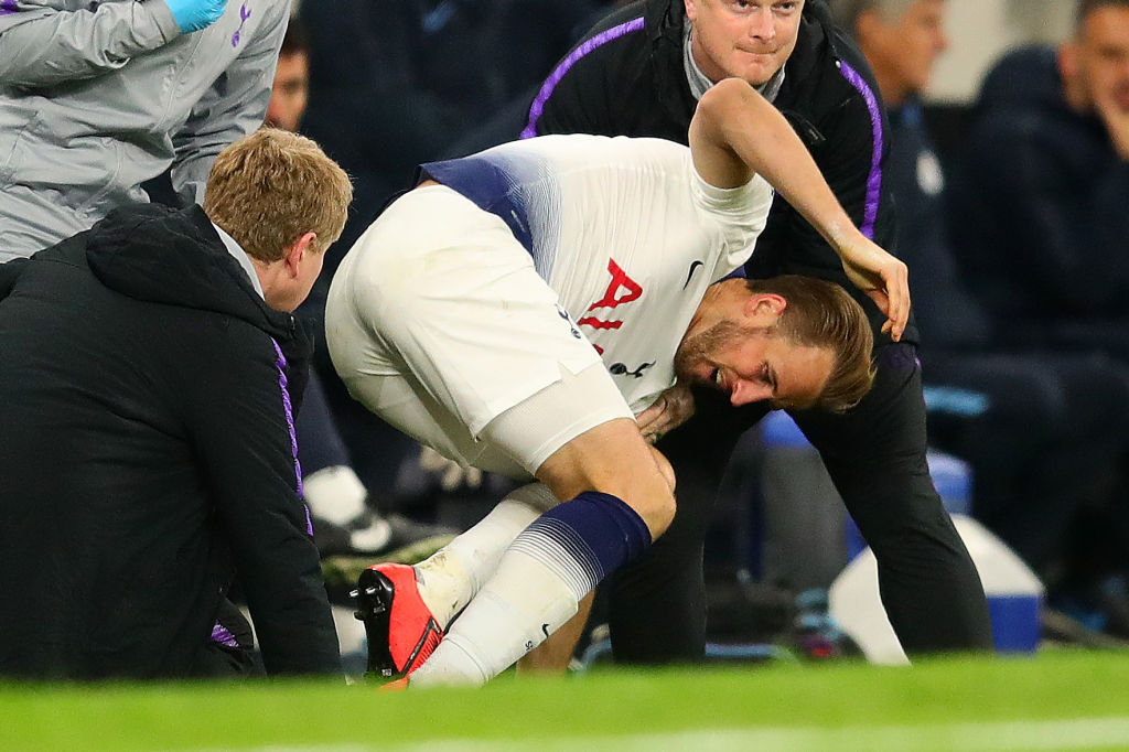 En imágenes: La dolorosa lesión de Harry Kane ante Manchester City