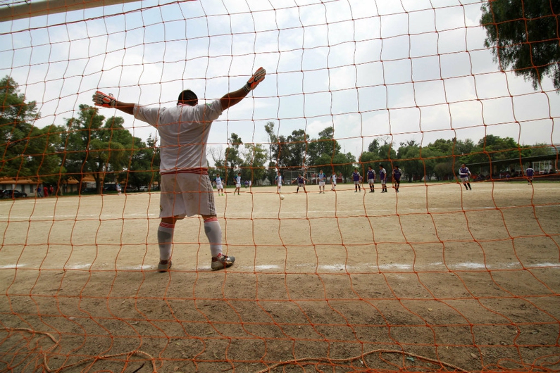 Por expulsar a un jugador, golpearon a árbitro mujer en una liga amateur