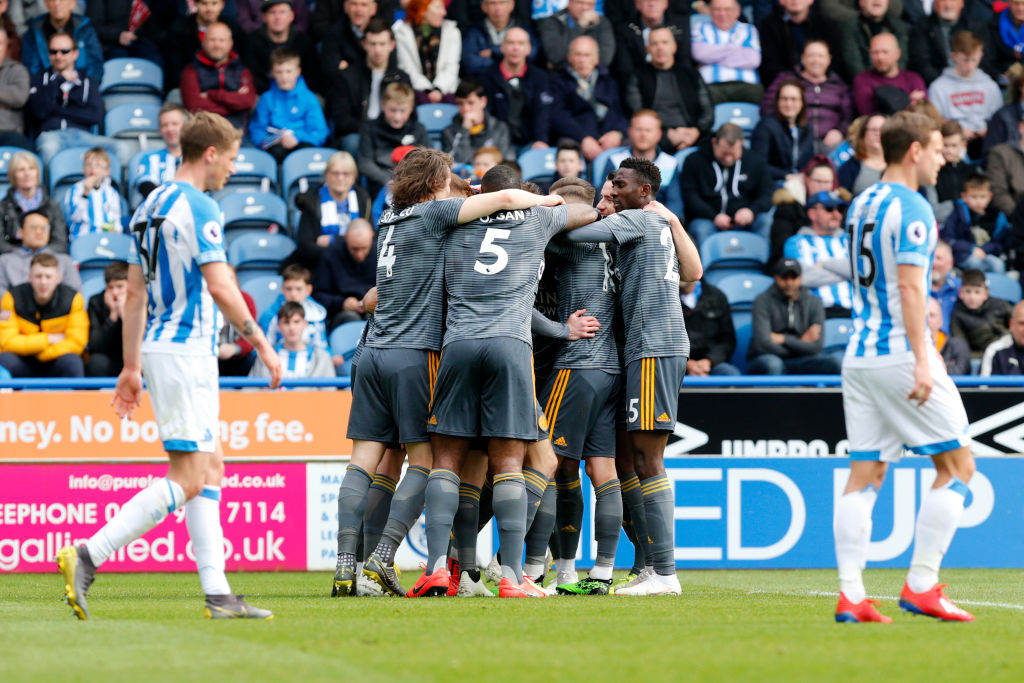 ¿Cuántas décadas tiene Huddersfield sin ganarle al Leicester en Premier League?