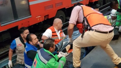 Policía murió arrollado en el Metro después de que un usuario lo empujó