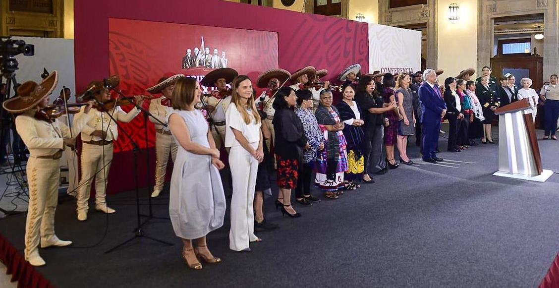 "Amor eterno" sonó en la conferencia de AMLO pa' celebrar a las mamás