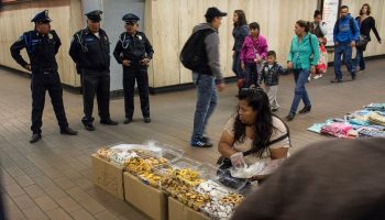 MEXICO, D.F., 08AGOSTO015.- Uno de los acuerdos al incrementar la tarifa del metro fue reubicar a los vagoneros y ambulantes que trabajan en el metro para permitir un mayor orden y mejores oportunidades económicas para estos, sin embargo al interior de las estaciones todo permanece igual en este sentido. En la imagen, un pasillo en la estación Mixcoac del metro permanece ocupado por vendedores ambulantes ante la mirada de elementos de la policía capitalina.