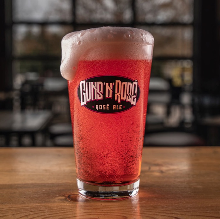 ‘Guns ‘N’ Rosé’ no es la cerveza de Guns N’ Roses, ya hay demanda