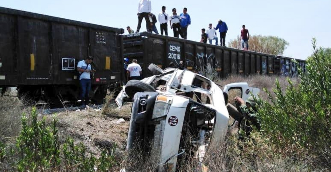 Una combi en Huehuetoca intentó ganarle el paso a un tren y fue arrollada