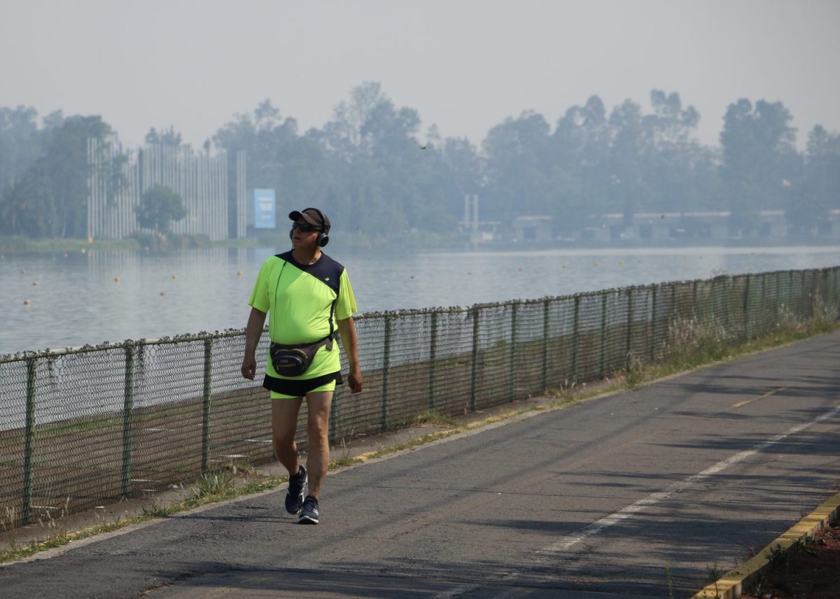 Un hombre corre por la pista de cabotaje, esto pese ha las recomendaciones por parte de la autoridades, quienes sugieren no realizar actividades cívicas o deportivas, debido a la fase uno de contingencia que se tiene en la ciudad.