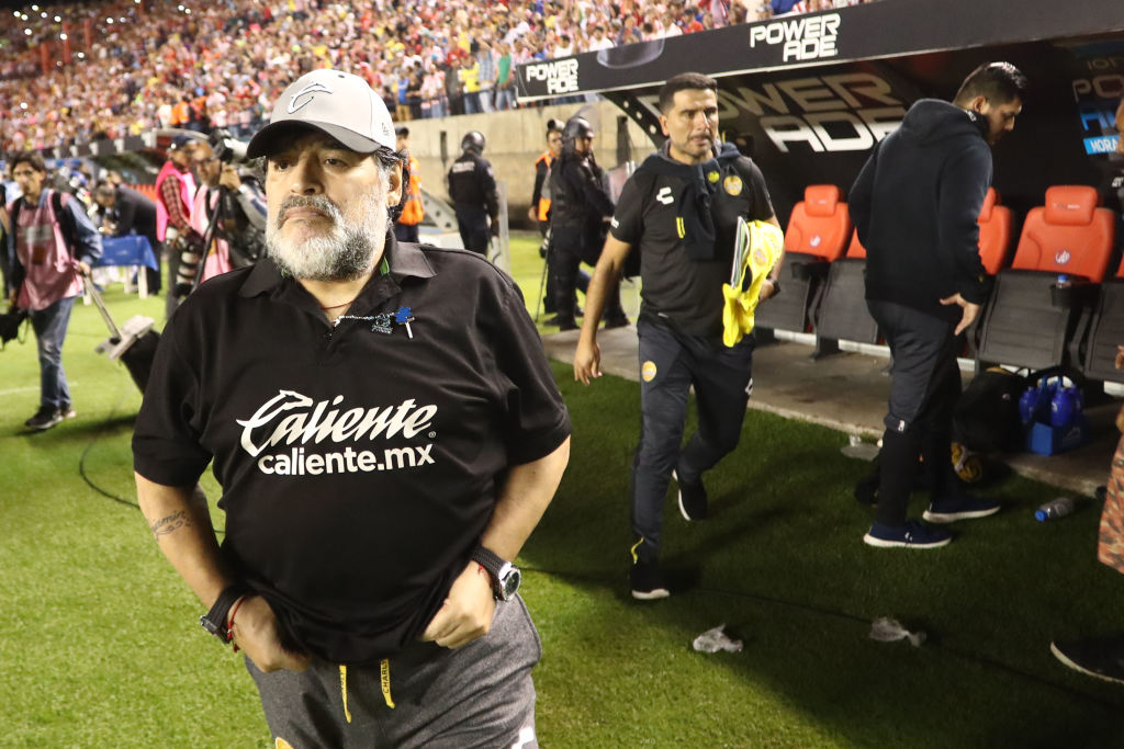 ¡Detuvieron a Maradona llegando al aeropuerto de Argentina! 