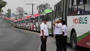 ECATEPEC, ESTADO DE MÉXICO, 13MAYO2015.- Vecinos de la colonia Pajaritos impidieron el paso al Mexibús en la estación Cuauhtémoc Norte, ya que exigían la resolución de un problema eléctrico en la colonia. El acto impidió el paso a los autobuses y vehículos de la zona lo que suscitó un caos total hasta que personal de la Comisión Federal de Electricidad arribó.