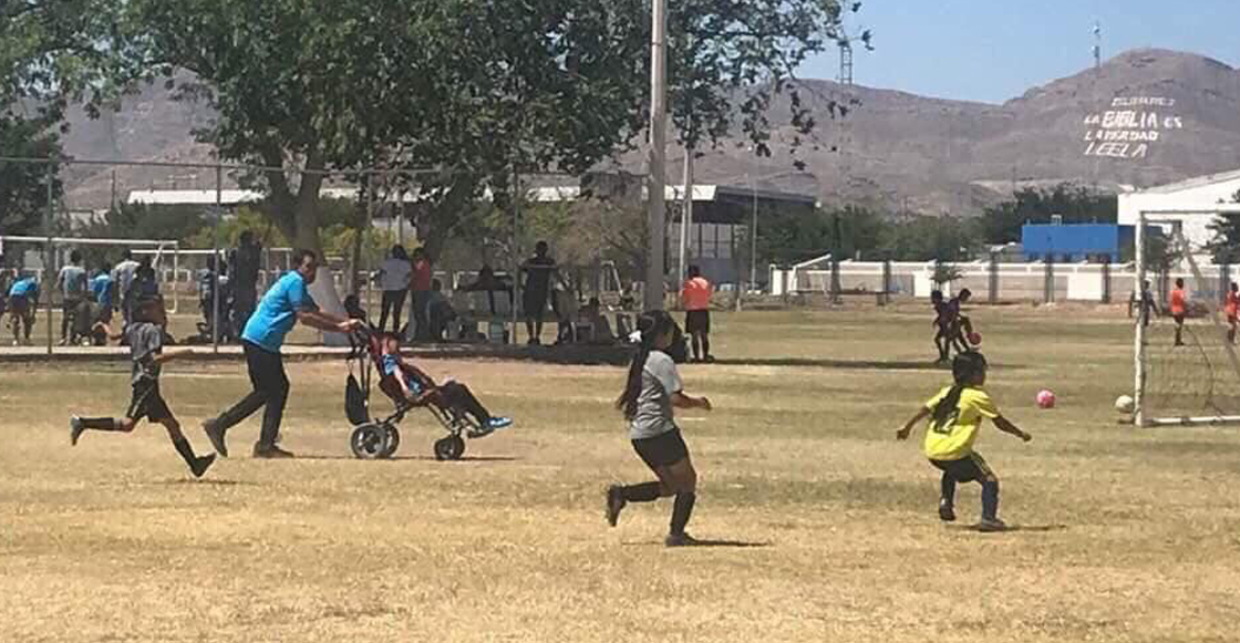 El papá del año: Empuja la silla de ruedas de su hijo para que pueda jugar futbol con sus amigos