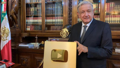 ¡Todo un influencer! AMLO recibió el botón de oro de YouTube