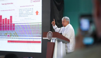 "Le están dando mal la información", dice reportera a AMLO