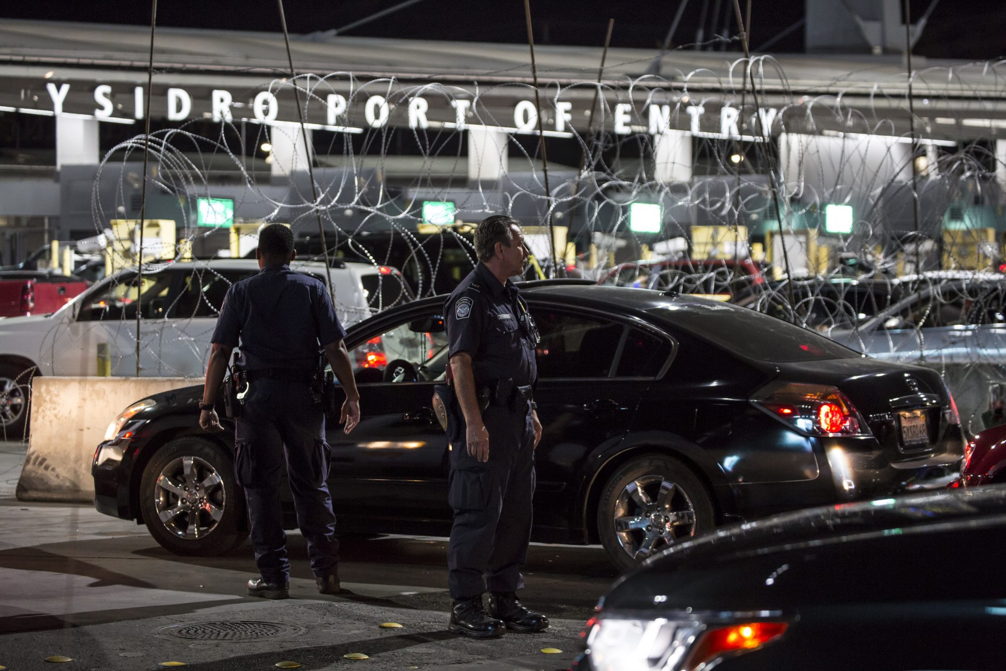 Agentes de migración estadounidense dispararon contra una camionera blanca que no se detuvo para ser revisado cuando ingresó al puerto fronterizo de San Ysidro. El hecho causó pánico en los ciudadanos que cruzaban la frontera por la zona vehicular y peatonal. Los 24 carriles vehiculares fueron cerrados temporalmente.