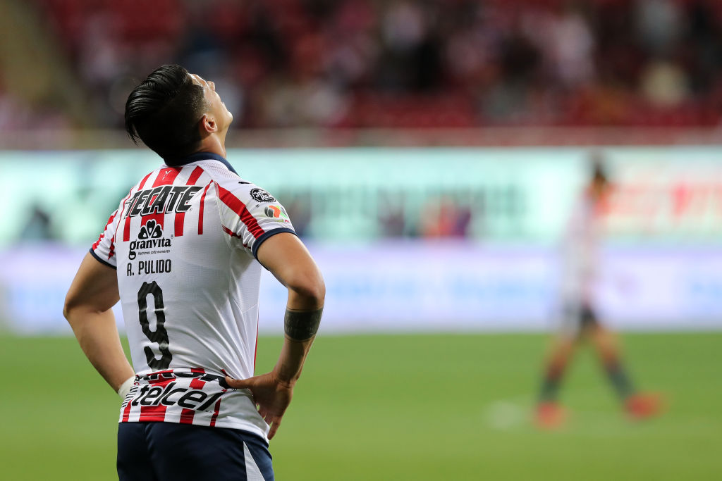 Mientras se prepara con Chivas, robaron camioneta de Alan Pulido en Guadalajara