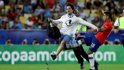 Gonzalo Jara pateó a un aficionado en el Chile vs Uruguay