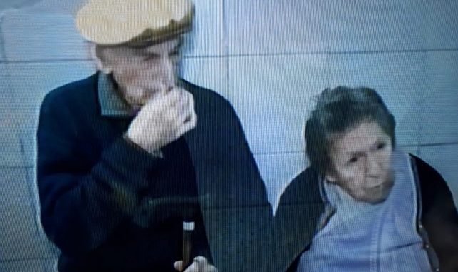 La triste historia de los abuelitos que fueron abandonados en un bar por su hijo y que conmovió a todo el internet