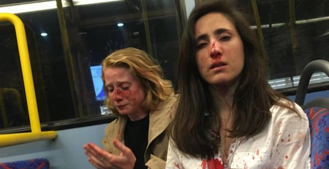 En Londres, una pareja de lesbianas es golpeada en un autobús