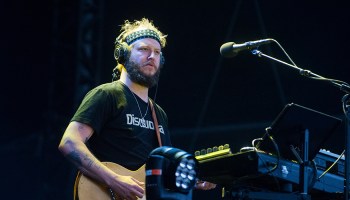 Bon Iver liberó dos misteriosas canciones durante presentación en Londres