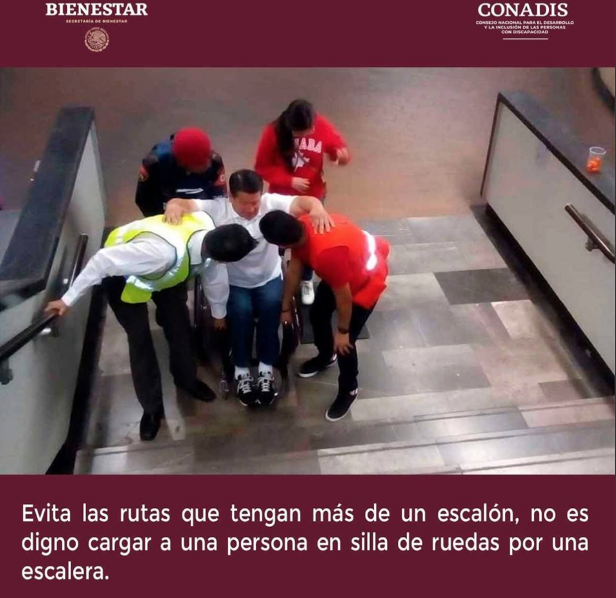 Dice la Conadis que "no es digno cargar a una persona en silla de ruedas por una escalera" 