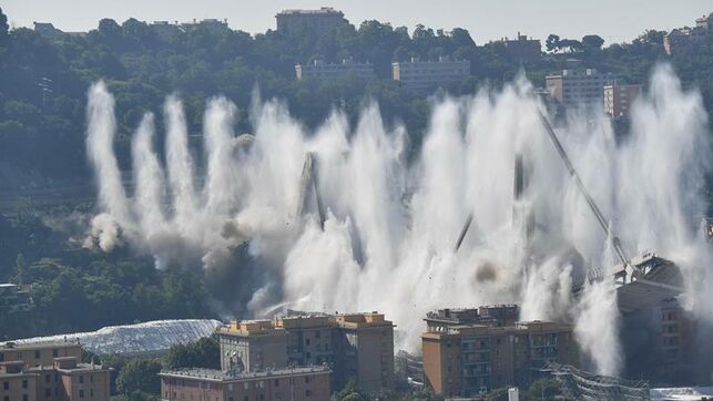 Así se vio la impresionante demolición del Puente Morandi en Génova