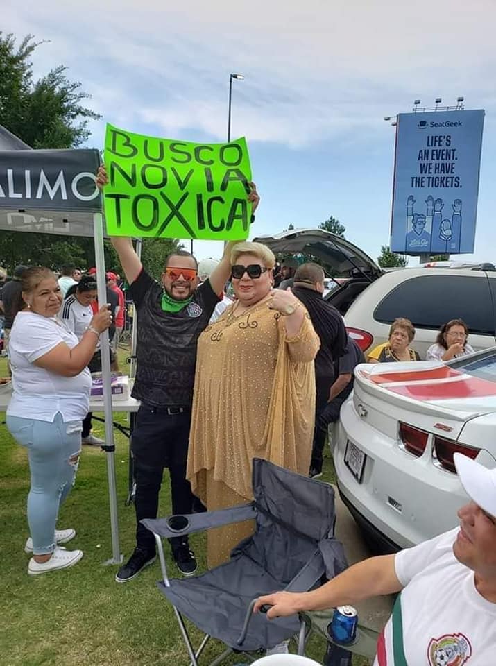 El fan mexicano que buscaba 'novia tóxica' en el estadio... ¡fue un éxito!