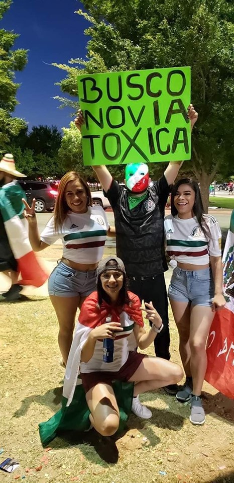 El fan mexicano que buscaba 'novia tóxica' en el estadio... ¡fue un éxito!