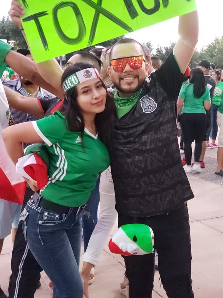 El fan mexicano que buscaba 'novia tóxica' en el estadio... ¡fue un éxito!