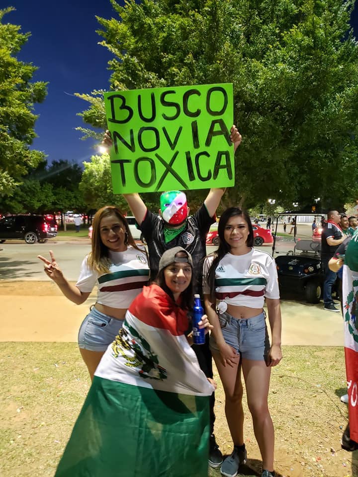 El fan mexicano que buscaba 'novia tóxica' en el estadio... ¡fue un éxito!