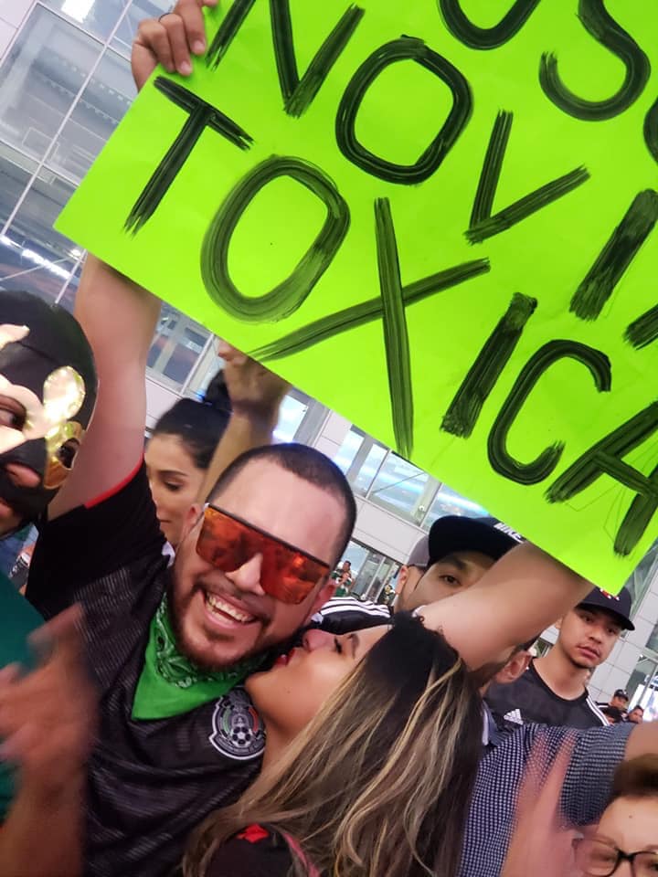 El fan mexicano que buscaba 'novia tóxica' en el estadio... ¡fue un éxito!