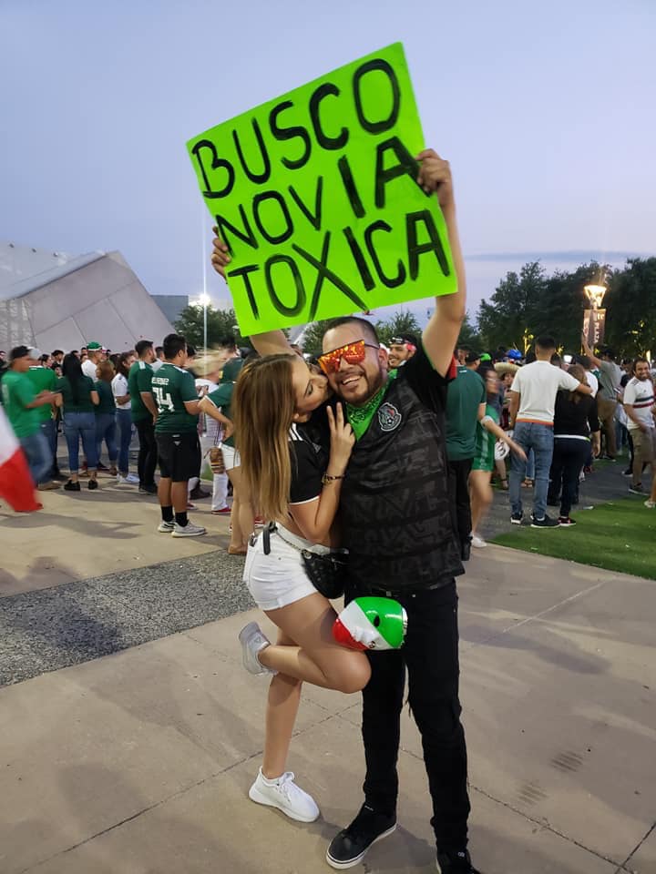 El fan mexicano que buscaba 'novia tóxica' en el estadio... ¡fue un éxito!