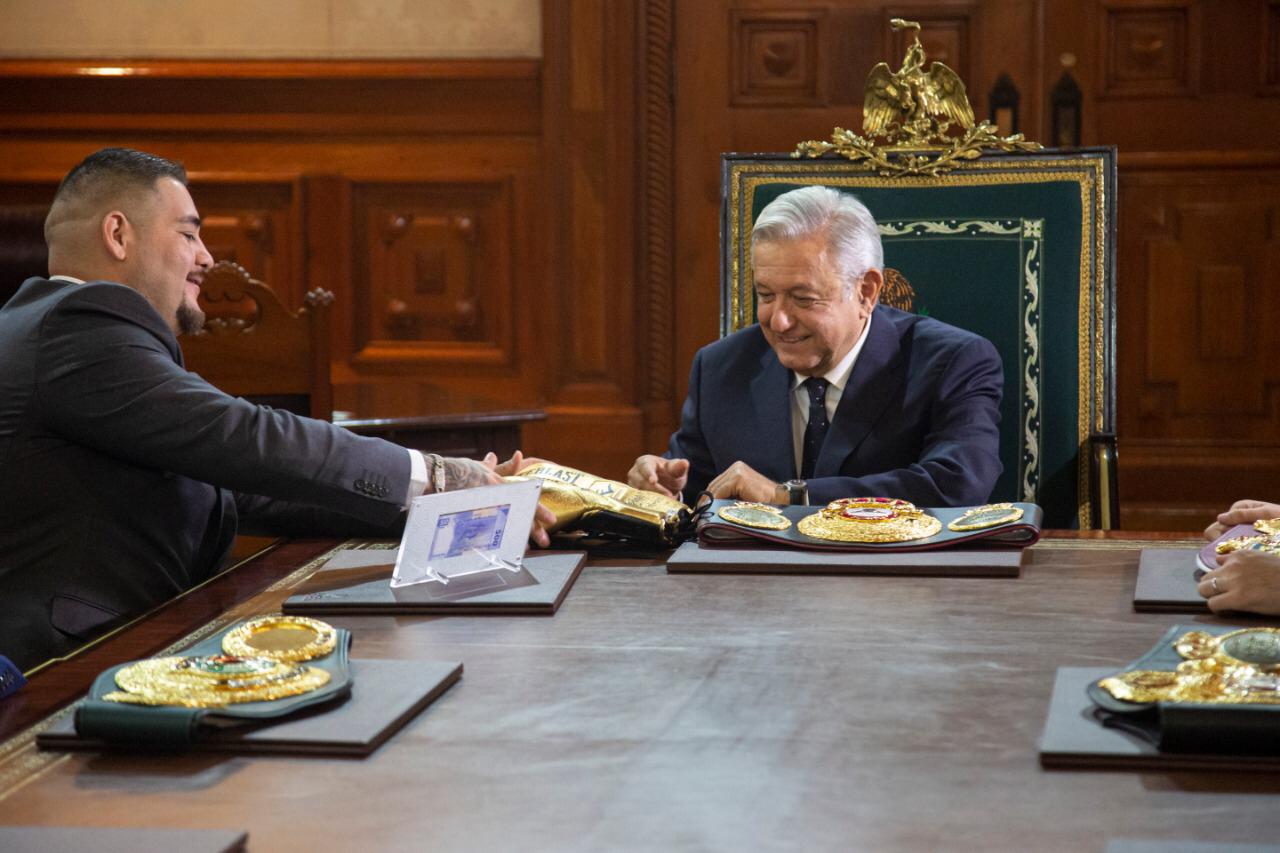 En imágenes: Así fue la visita de Andy Ruiz a AMLO en Palacio Nacional