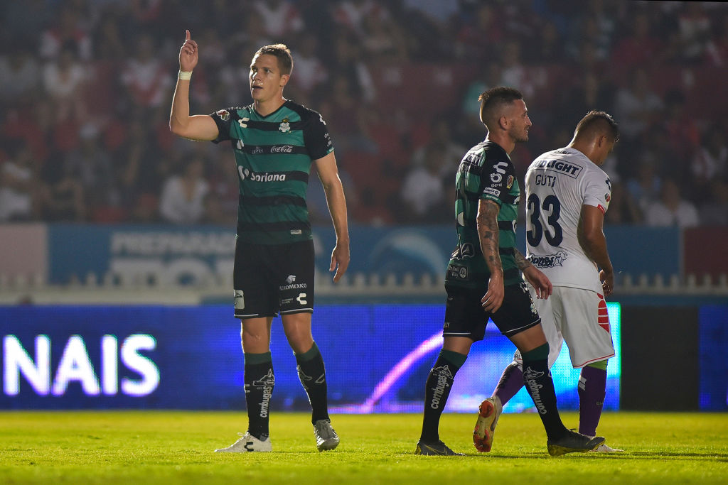 Mientras algunos no vienen, Julio Furch levanta la mano para jugar con el Tri