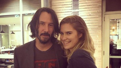 Este es el ademán de Keanu Reeves cuando posa con una fan