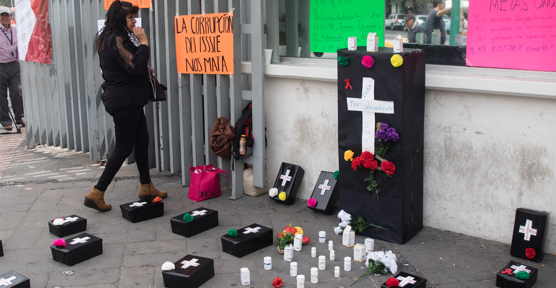 Pacientes con VIH bloquean Av. Insurgentes por falta de medicamentos en el ISSSTE